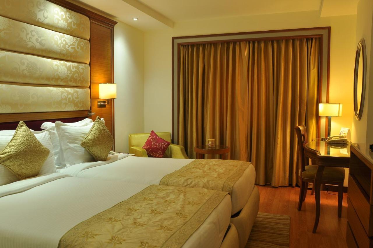 De Sovrani Otel Kalküta Dış mekan fotoğraf