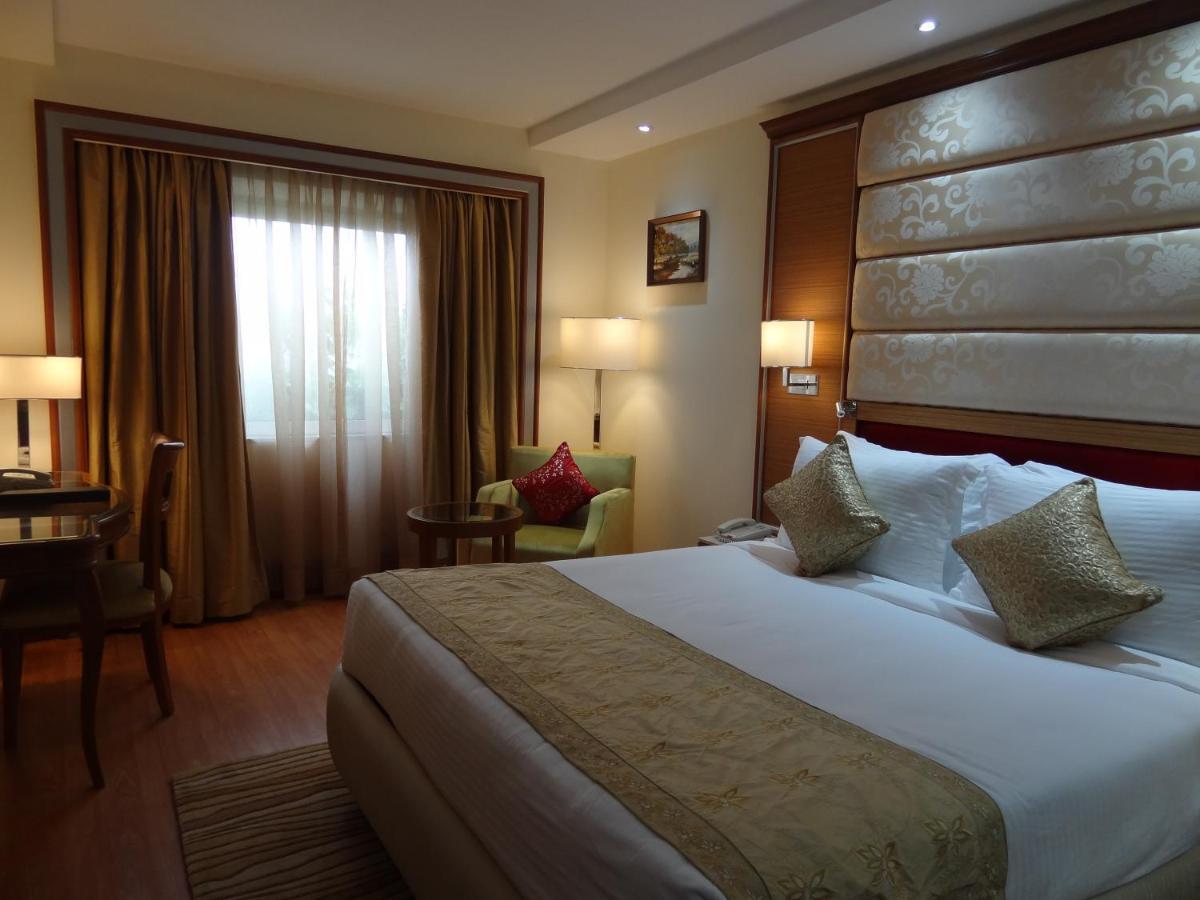 De Sovrani Otel Kalküta Dış mekan fotoğraf