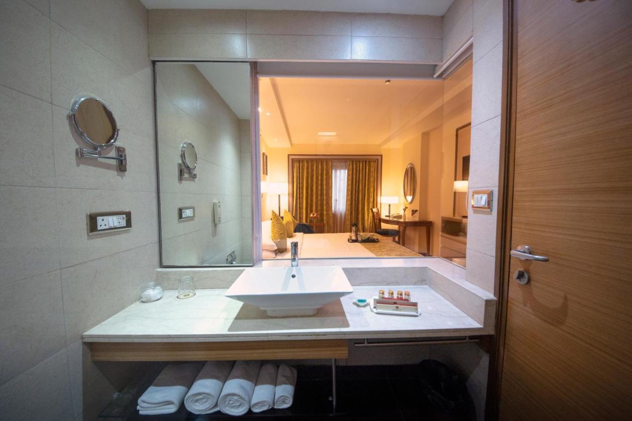 De Sovrani Otel Kalküta Dış mekan fotoğraf